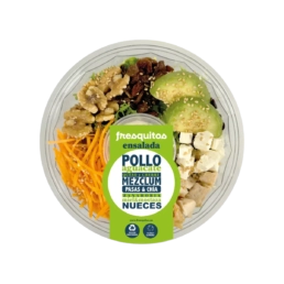 ensalada de pollo, aguacate, queso, pasas, nueces...